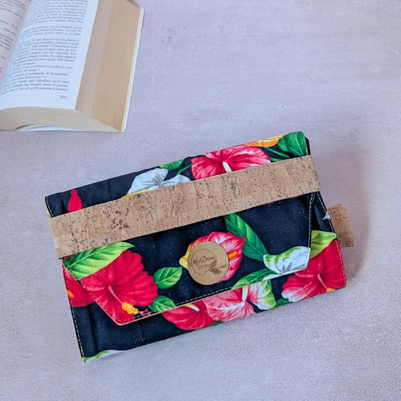 Pochette livre de poche : couvre livre artisanal en liège & tissus polynésiens