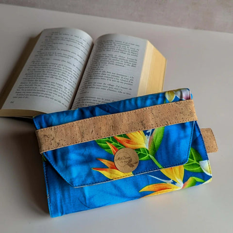 Pochette livre de poche : couvre livre artisanal en liège & tissus polynésiens