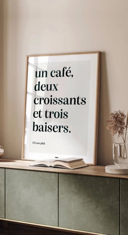 Un café, deux croissants et trois baisers | Affiche