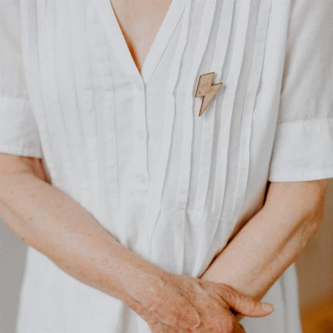 Pin's en bois - Super Mamie