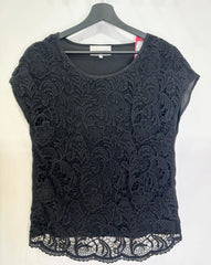 Top noir en guipure par Sud Express