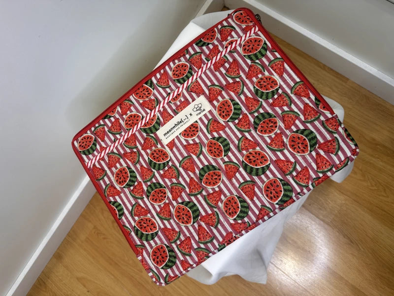 Housse d'ordinateur pastèque à lignes rose - Manoë x Meanwhile Boutique (édition limitée)