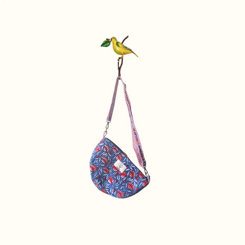 Sac demi-lune matelassé – "Blue Poppy Crush"