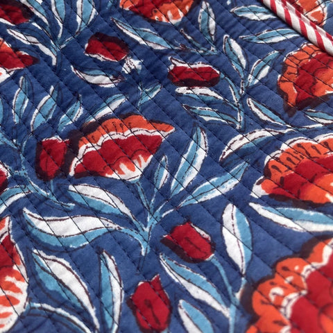 Sac demi-lune matelassé – "Blue Poppy Crush"