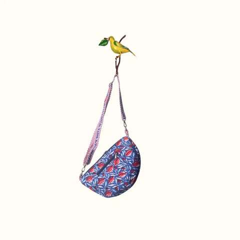 Sac demi-lune matelassé – "Blue Poppy Crush"
