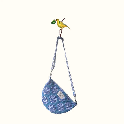 Sac demi-lune matelassé – "Ocean Shells"