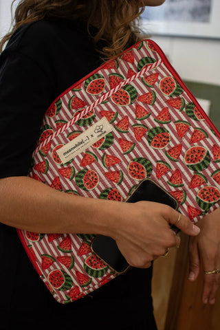 Housse d'ordinateur pastèque à lignes rose - Manoë x Meanwhile Boutique (édition limitée)