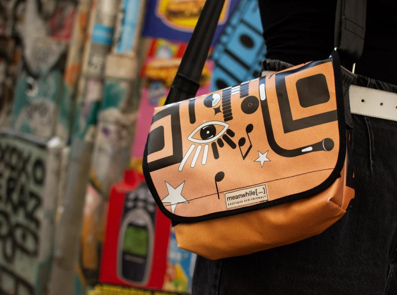 Petit sac bandoulière en bâche upcyclée