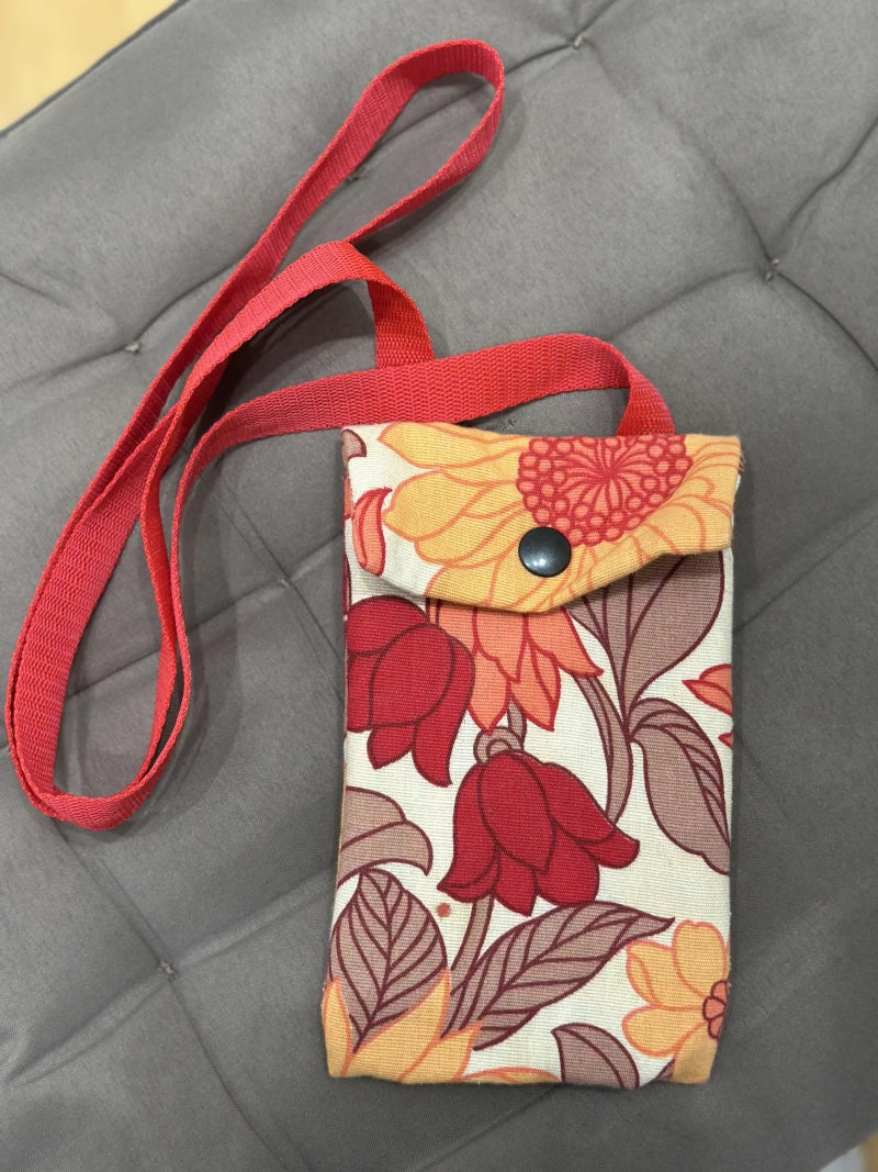 Pochette de téléphone en tissu upcyclé