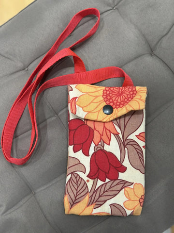Pochette de téléphone en tissu upcyclé