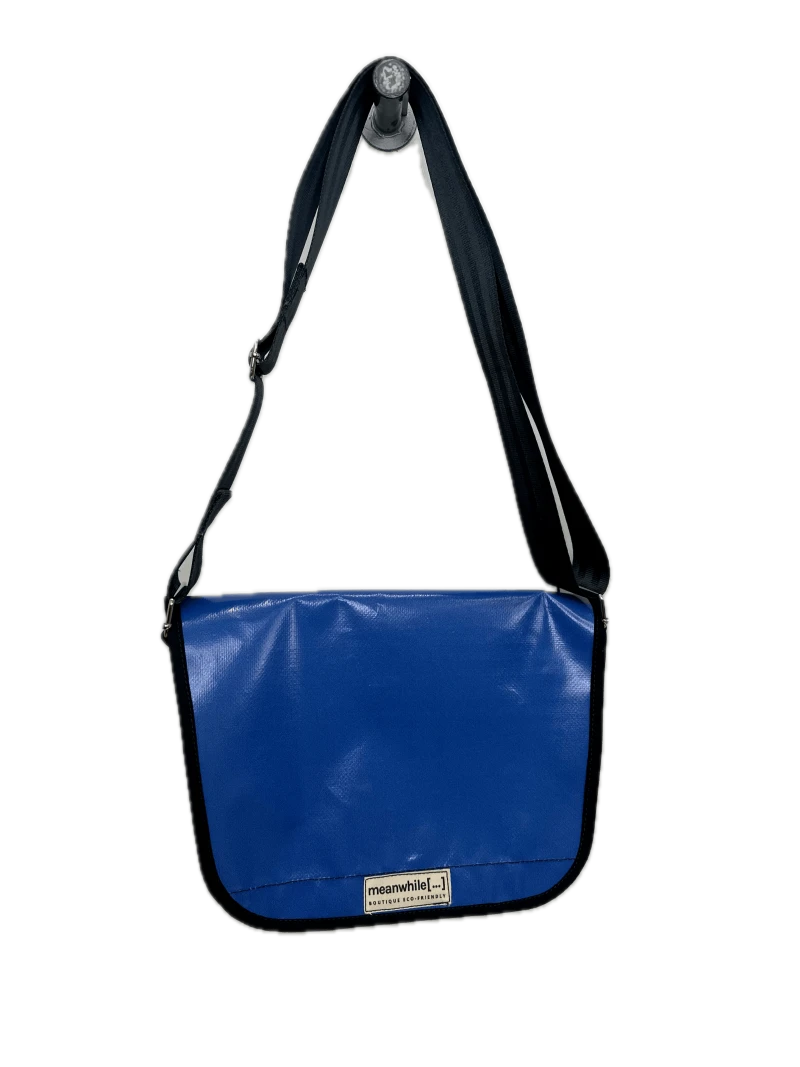 Grand sac bandoulière en bâche upcyclée