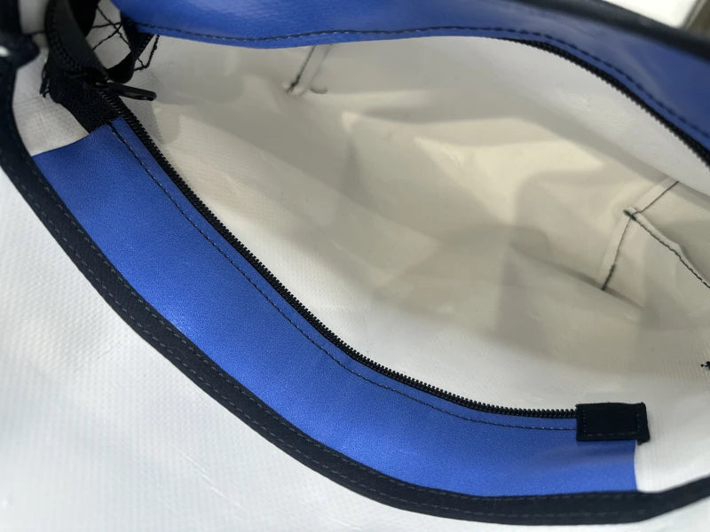 Grand sac bandoulière en bâche upcyclée