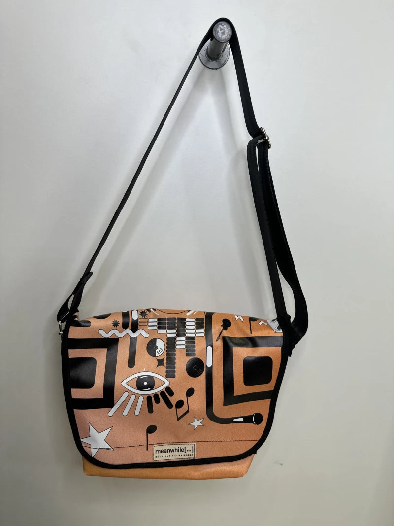 Grand sac bandoulière en bâche upcyclée