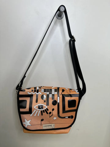Grand sac bandoulière en bâche upcyclée