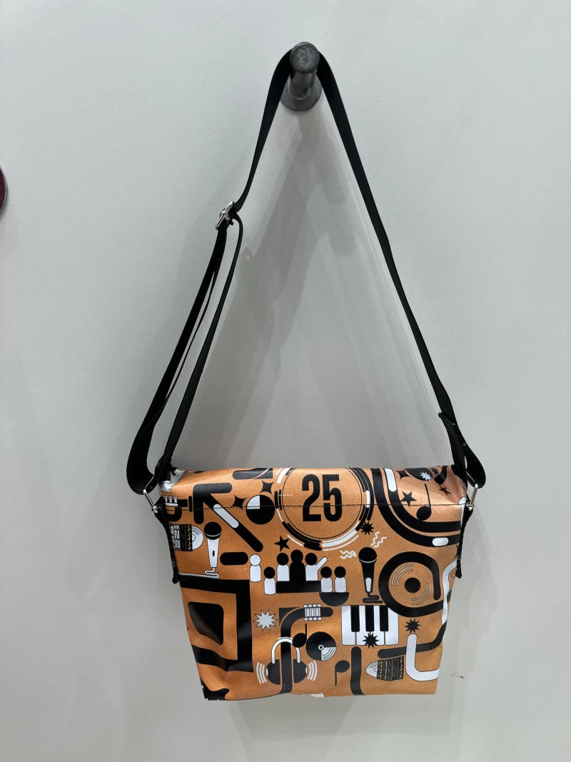 Grand sac bandoulière en bâche upcyclée