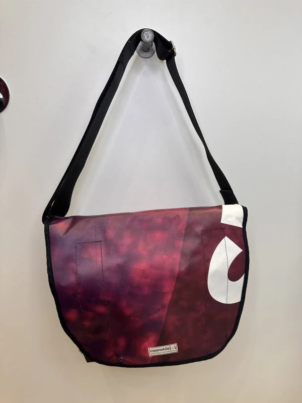 Grand sac bandoulière en bâche upcyclée
