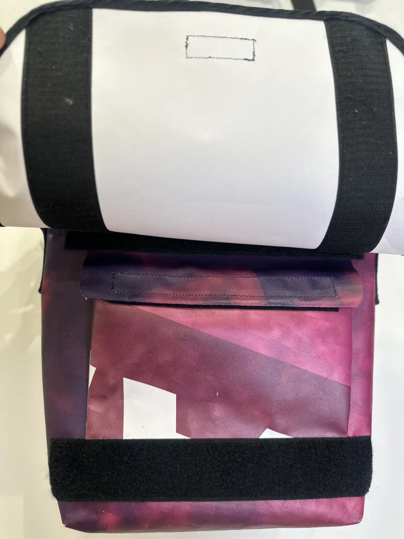 Grand sac bandoulière en bâche upcyclée