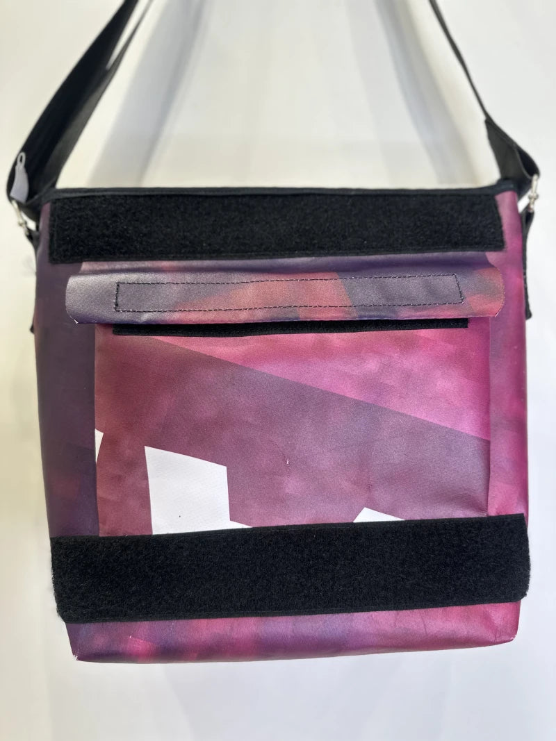 Grand sac bandoulière en bâche upcyclée