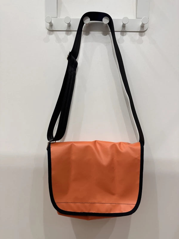 Grand sac bandoulière en bâche upcyclée