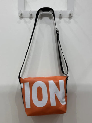 Grand sac bandoulière en bâche upcyclée