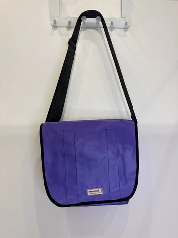 Grand sac bandoulière en bâche upcyclée
