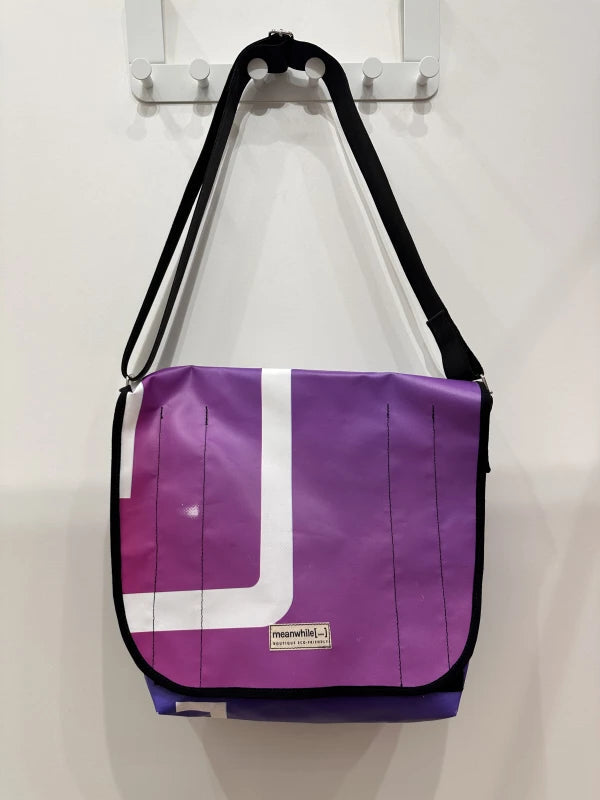 Grand sac bandoulière en bâche upcyclée