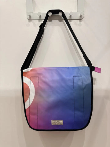 Grand sac bandoulière en bâche upcyclée