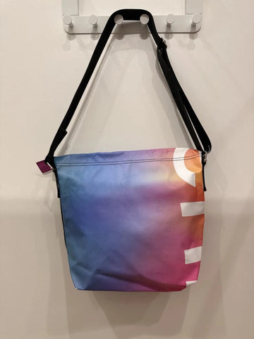 Grand sac bandoulière en bâche upcyclée