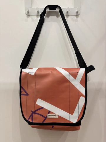 Grand sac bandoulière en bâche upcyclée