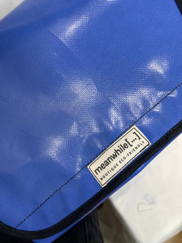 Petit sac bandoulière en bâche upcyclée