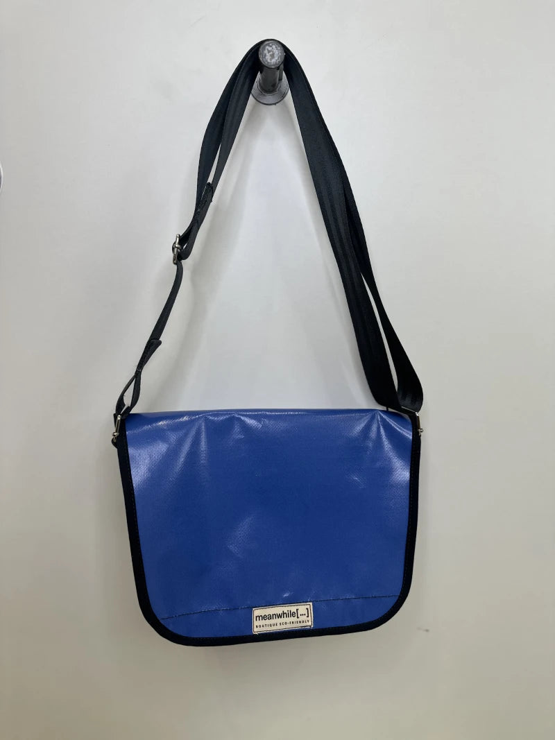 Petit sac bandoulière en bâche upcyclée