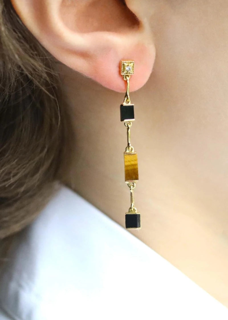 Boucles d'oreilles asymétriques Louisette plaqué or Oeil de tigre et Onyx noir