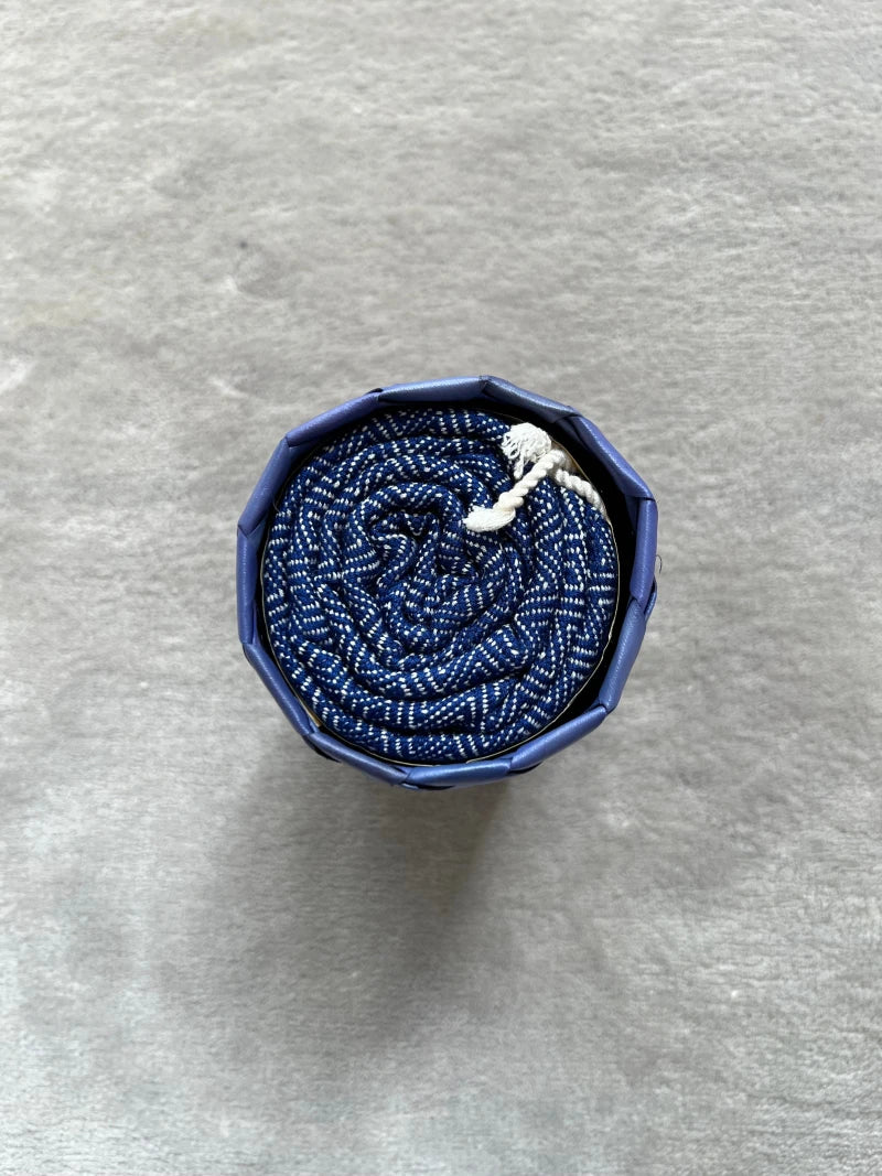 Le Krama Chaud Bleu Roi dans son écrin en feuille de palmier - Homme