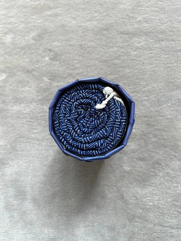 Le Krama Chaud Bleu Roi dans son écrin en feuille de palmier - Homme