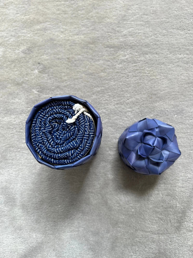 Le Krama Chaud Bleu Roi dans son écrin en feuille de palmier - Homme