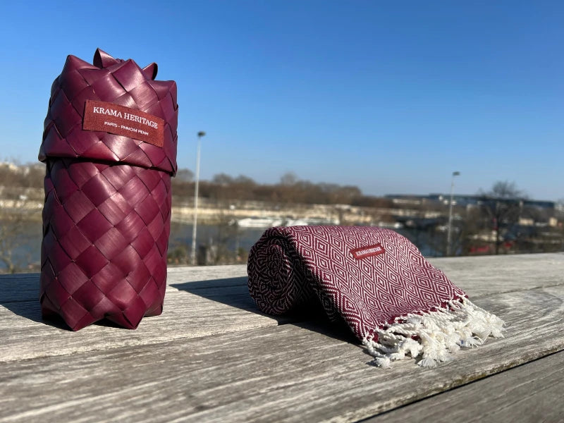 Le Krama Chaud Bordeaux dans son écrin en feuille de palmier - Homme