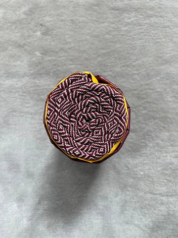 Le Krama Chaud Bordeaux dans son écrin en feuille de palmier - Homme