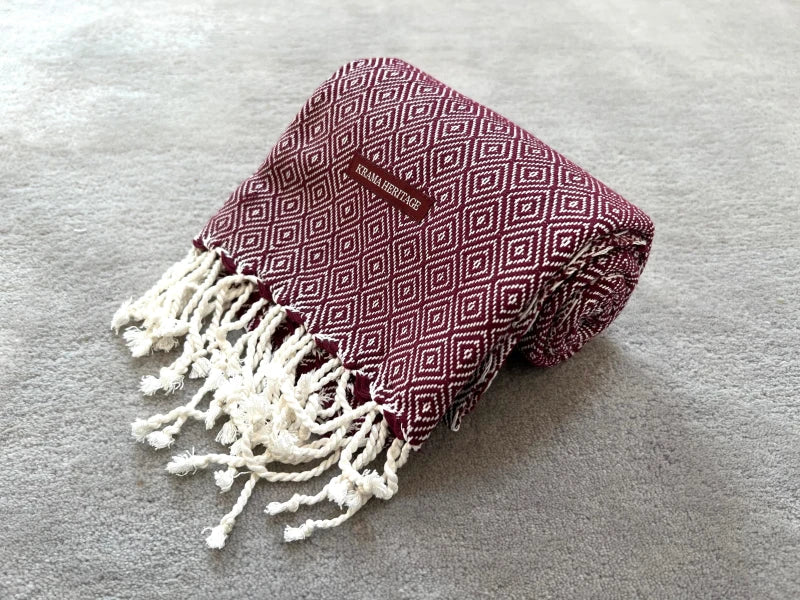 Le Krama Chaud Bordeaux dans son écrin en feuille de palmier - Homme