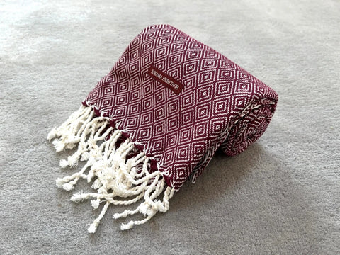 Le Krama Chaud Bordeaux dans son écrin en feuille de palmier - Homme