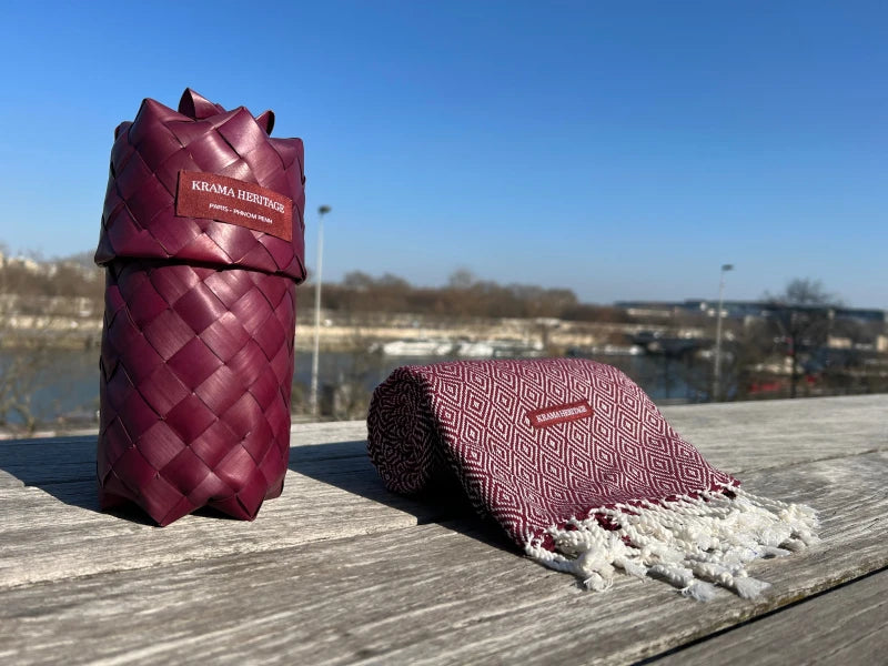 Le Krama Chaud Bordeaux dans son écrin en feuille de palmier - Homme