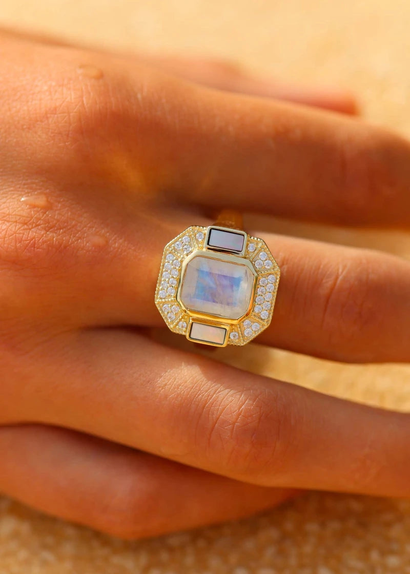 Bague Art Deco Célestine plaqué or Pierre de lune et Nacre grise
