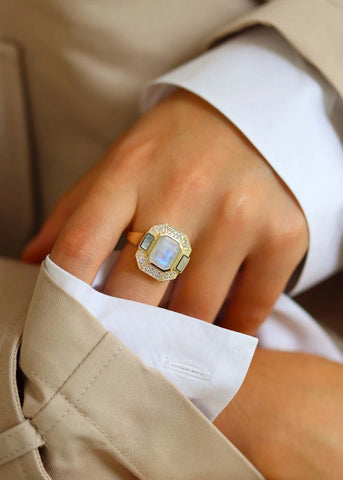 Bague Art Deco Célestine plaqué or Pierre de lune et Nacre grise