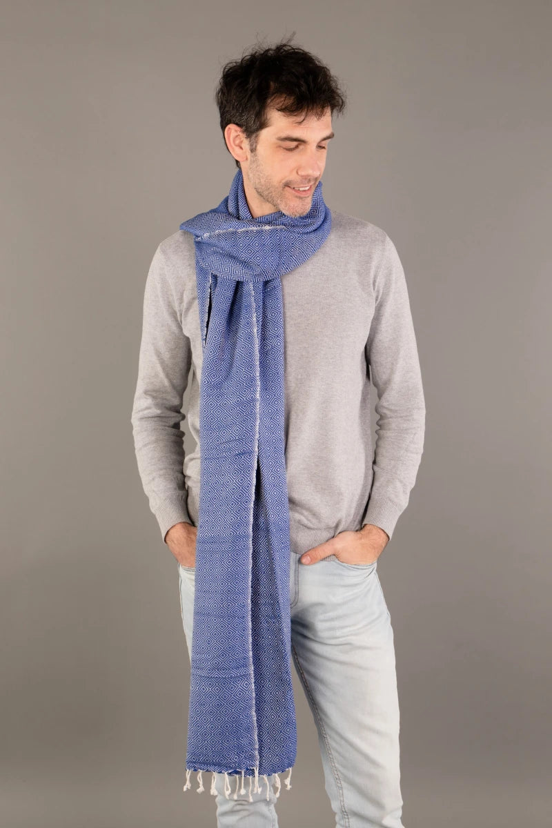 Le Grand Krama Chaud Epais Bleu Roi dans son écrin en feuille de palmier - Homme