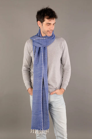 Le Grand Krama Chaud Epais Bleu Roi dans son écrin en feuille de palmier - Homme
