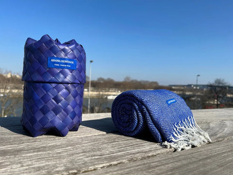 Le Grand Krama Chaud Epais Bleu Roi dans son écrin en feuille de palmier - Homme