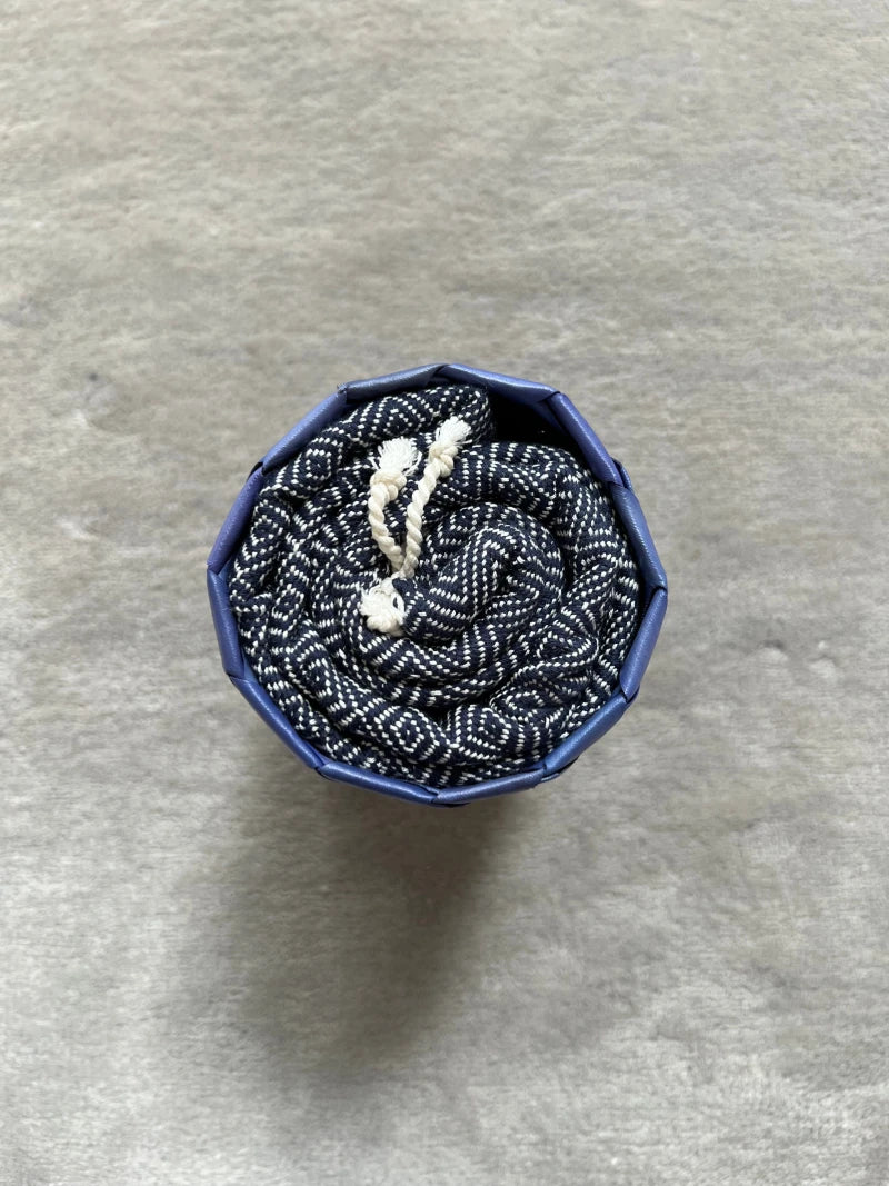 Le Krama Chaud Bleu Marine dans son écrin en feuille de palmier - Homme