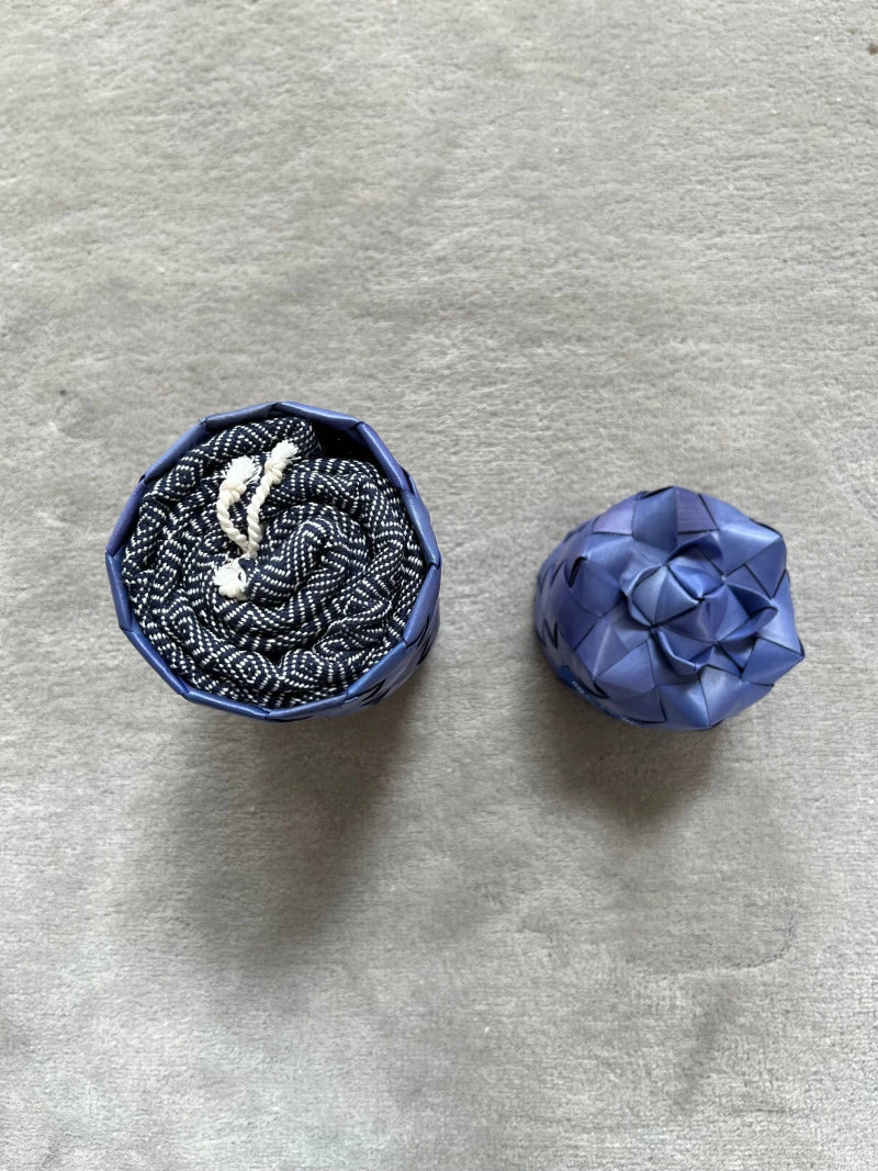 Le Krama Chaud Bleu Marine dans son écrin en feuille de palmier - Homme