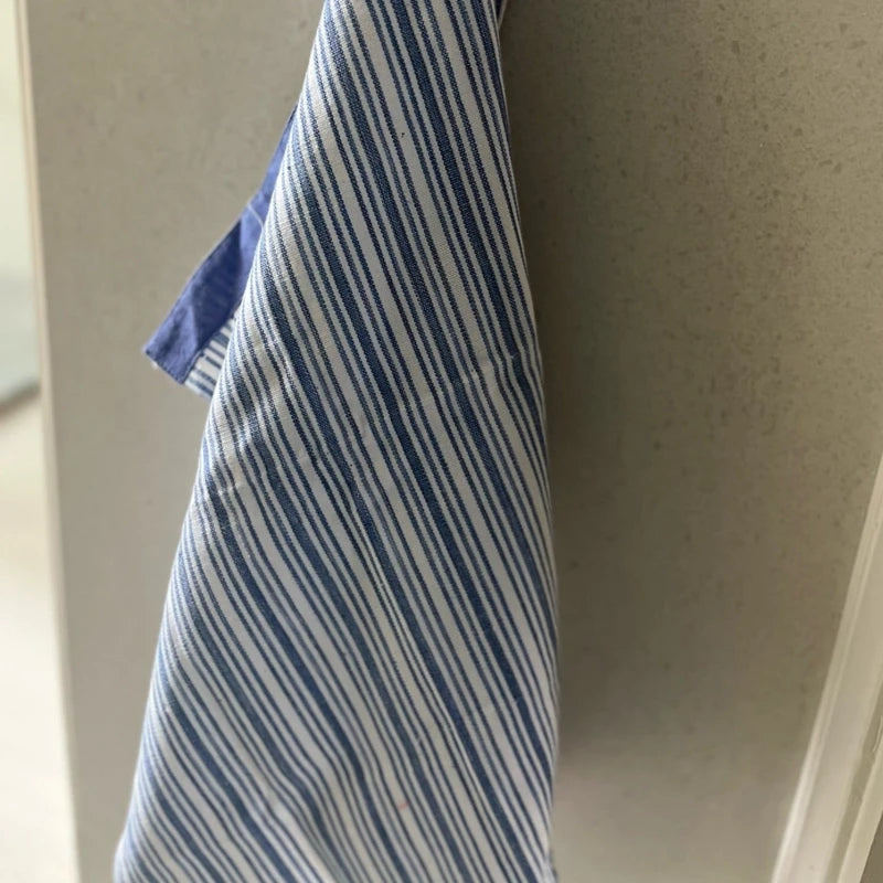 Torchon de cuisine à lignes blanches et bleues