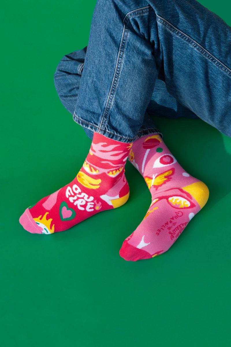 Laura Deleuze | Paire de chaussettes dépareillées On Fire Rose & Fuchsia