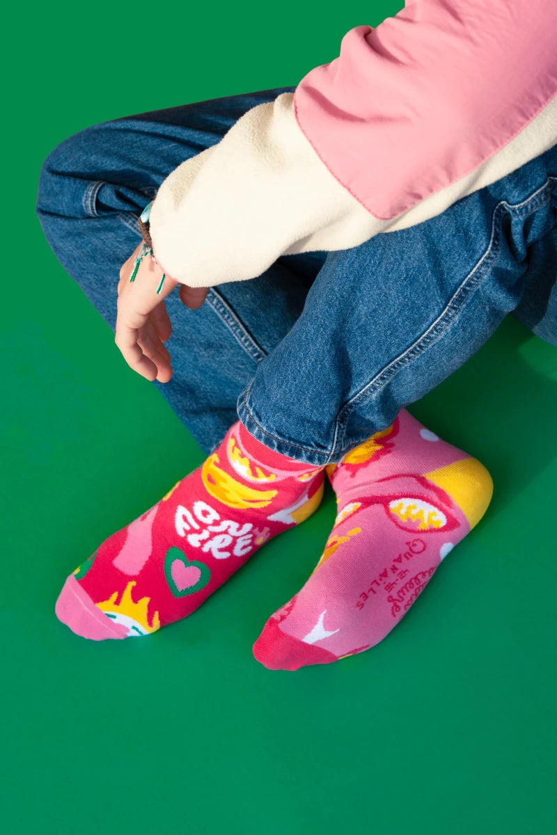 Laura Deleuze | Paire de chaussettes dépareillées On Fire Rose & Fuchsia